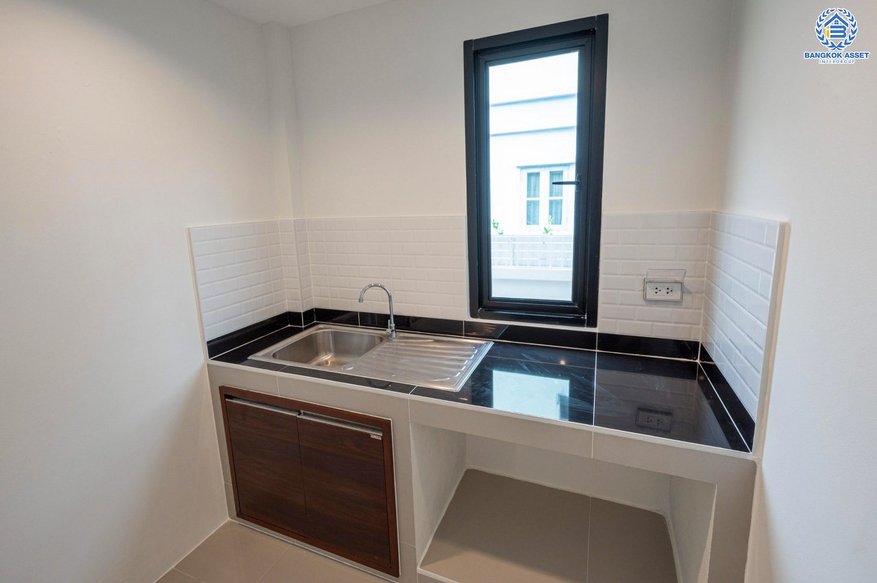 บ้านมือสองตกแต่งใหม่ โครงการ วรารมย์ เพชรเกษม81 แบรนด์ Q.House รองรับทุกความสุขใกล้ส่วนกลาง เนื้อที่ 64.1 ตร.ว. ฟังก์ชัน 4 ห้องนอน 3 ห้องน้ำ 1 ห้องอเนกประสงค์ จอดรถได้ 2 คัน บนทำเลใกล้ The Mall บางแค และเชื่อมต่อ ถนนกาญจนาฯ ถนนบางบอน และถนนพุทธมณฑลสาย4